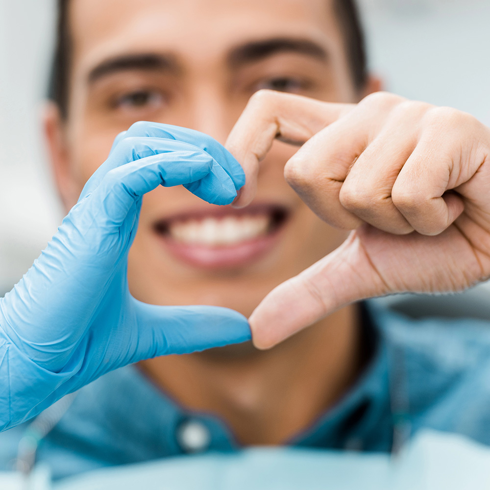 dentista-paciente-manos-corazon
