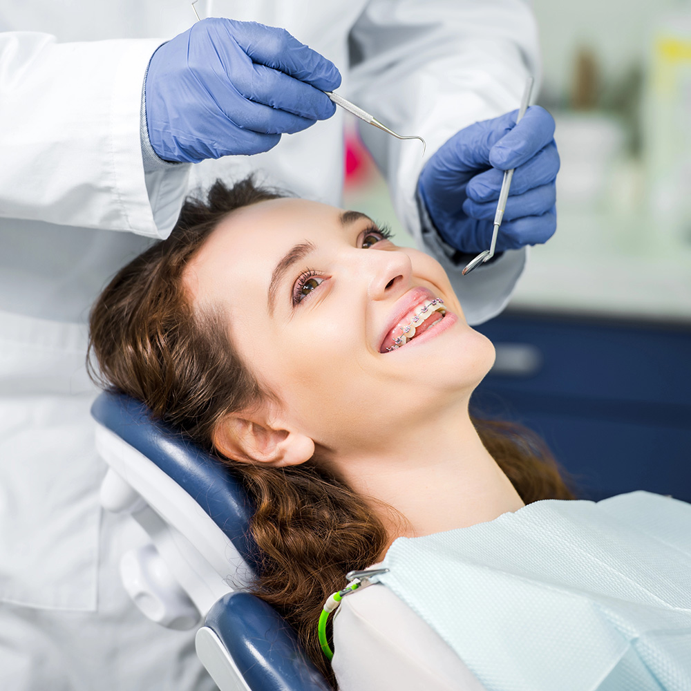 mujer-sonriente-dentista-ortodoncia